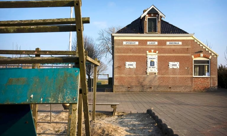 Leeg schoolplein na geforceerde schoolsluiting, toont eenzaamheid en gemis van gemeenschap