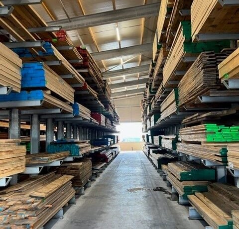 Bij fijnhout hebben ze loodsen vol met de mooiste houtsoorten, ik koop hier notenhout, eikenhout 