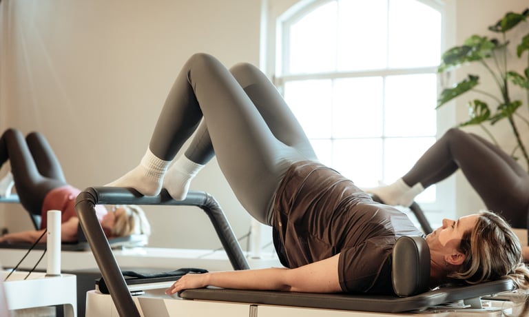 Intensief werken aan kracht en stabiliteit op de reformer bij Intens Pilates Bergen op Zoom