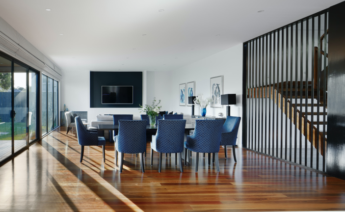 Mesa de comedor con 8 sillones azules limpiadores Marbella Air