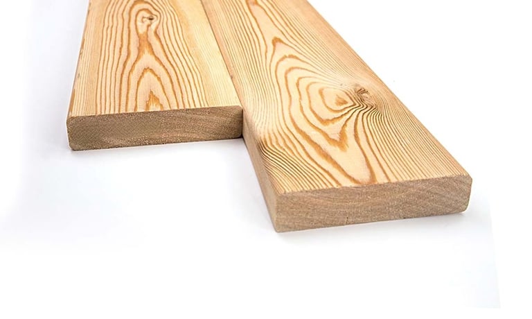 maumedžio mediena lauko baldams