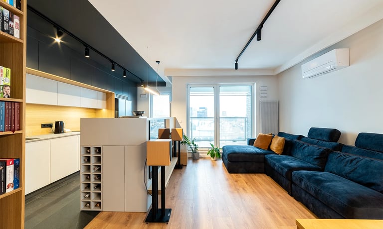 Nowoczesne wnętrze: kuchnia z wyspą i salon z narożnikiem, duże okno balkonowe