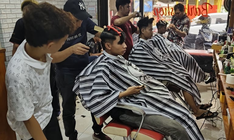 Suasana pelatihan peserta kursus potong rambut barbershop Indobarber Academy Surabaya
