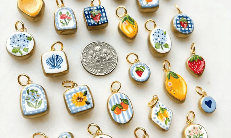 Charms personalizados de diferentes formas y colores sobre un fondo beige