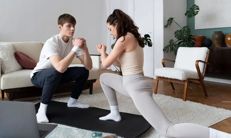 Casal fazendo treino funcional em casa, praticando exercícios para emagrecimento e fortalecimento.