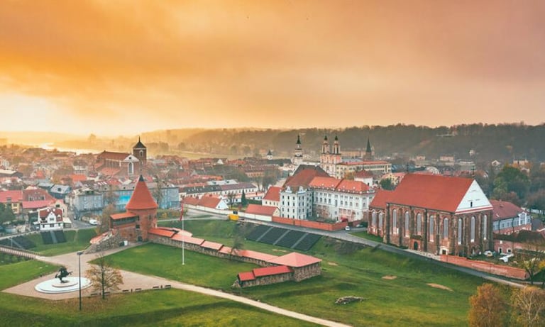 Kauno senamiestis ir pilis saulėlydžio metu