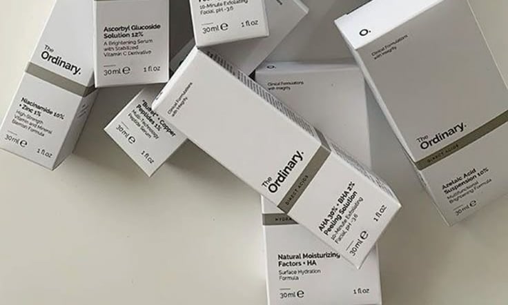 Productos para el cuidado de la piel The Ordinary en envases de cartón blanco.