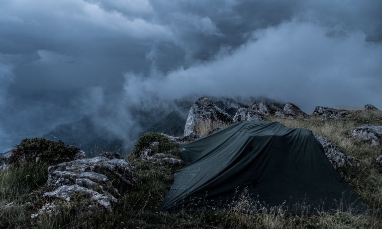 photo d'un bivouac sur une crête lors d'un expedition