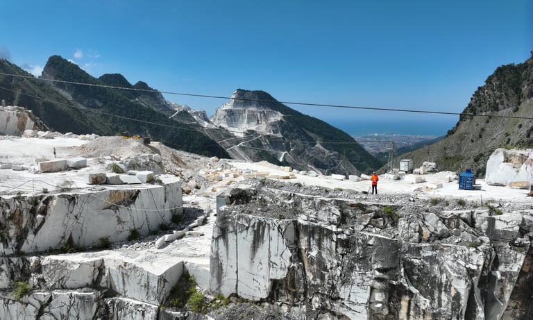Paolo Corradeghini fotografato da un drone all'interno di una cava di marmo bianco di Carrara