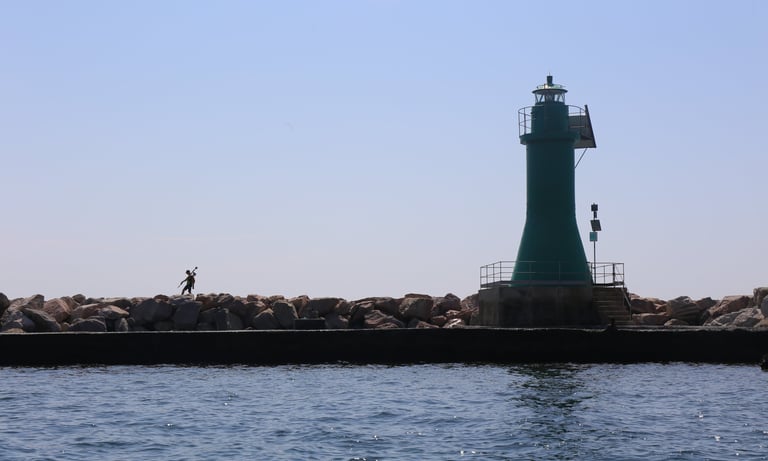 Paolo Corradeghini mentre cammina sulla diga foranea di La Spezia con un'antenna GNSS in mano
