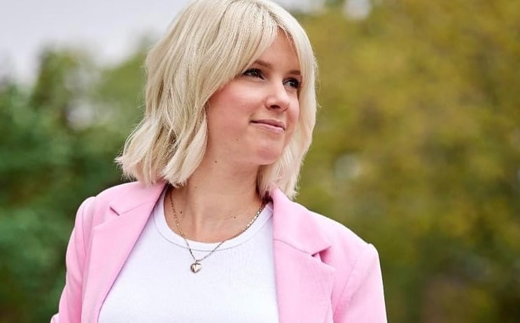 blondewomanpinkblazer