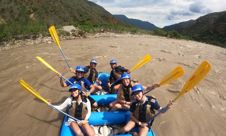 posando en una balsa de rafting por el rio chicamocha 