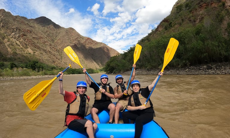 personas felices practicando rafting y posando en el cañon 
