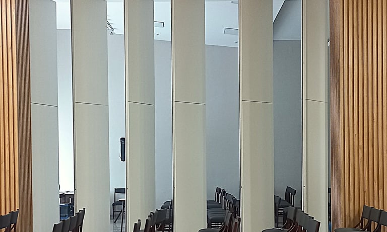paneles moviles acusticos, de mas de cuatros metros de altura, que permiten dividir un auditorio