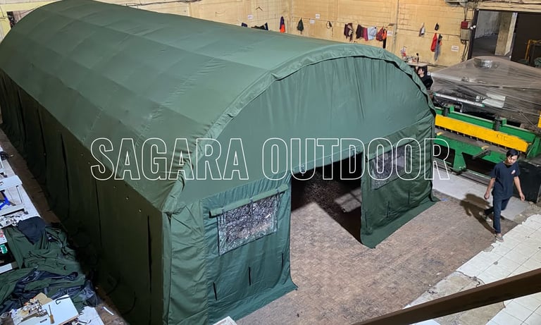 tenda tempat penampungan darurat berukuran besar berwarna hijau dengan standar militer