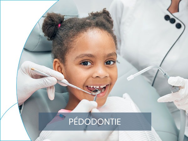 Souriante fillette recevant un examen dentaire au miroir et aux outils.