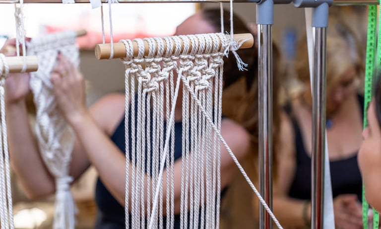 Colgante de pared de macramé hecho a mano en proceso dentro de un taller artesanal