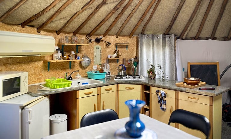 intérieur d'une yourte avec coin cuisine aménagée