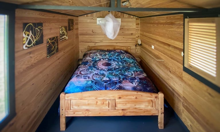 intérieur d'une tiny house avec coin couchage (nuit, literie)