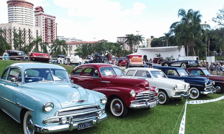 Encontro de carros antigos em Lindoia