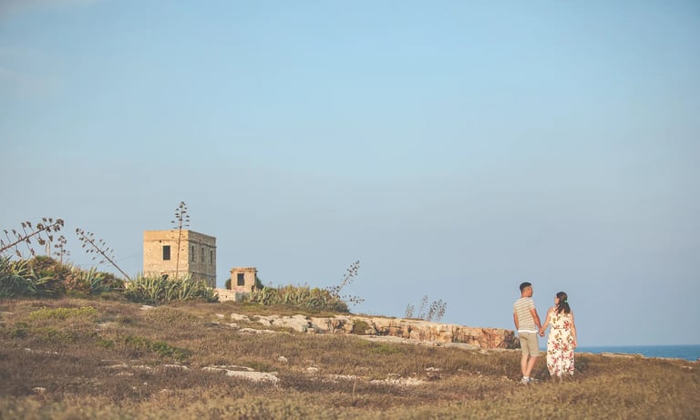 un uomo e una donna che camminano su una scogliera