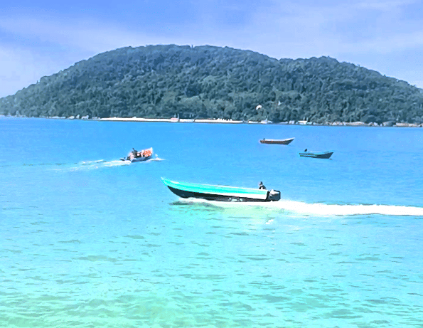 lanchas próximas a ilha do Prumirim