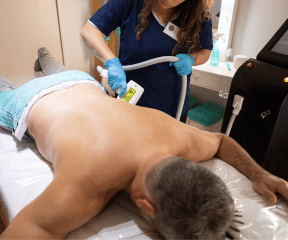 Homme bénéficiant d'un traitement d'epilation dos torse