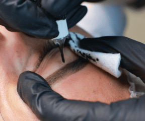 femme recevant un  Maquillage semi-permanent aux sourcils au salon Insia-beauté