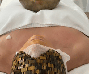 Femme recevant un massage ayurvédique, au salon insia beaute Longueuil quebec 