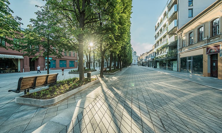 suoliukas Laisvės alėjoje saulei tekant
