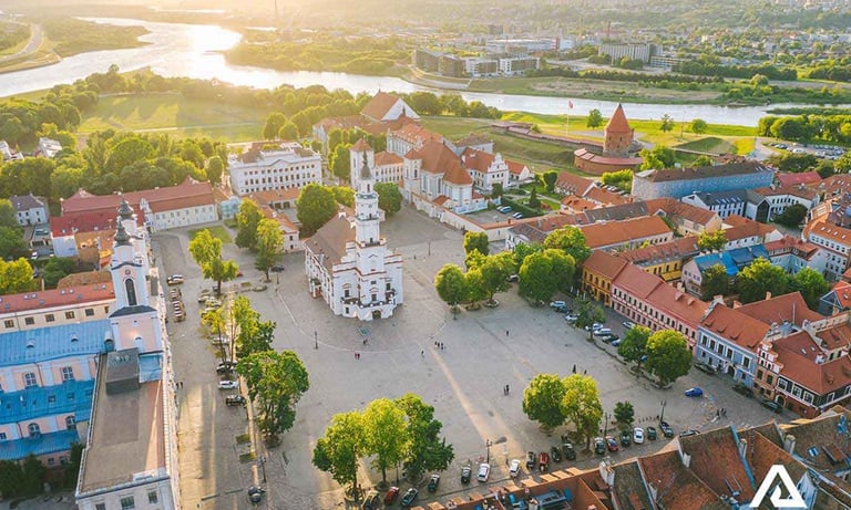 Kauno senamiestis ir rotušė saulėlydžio metu