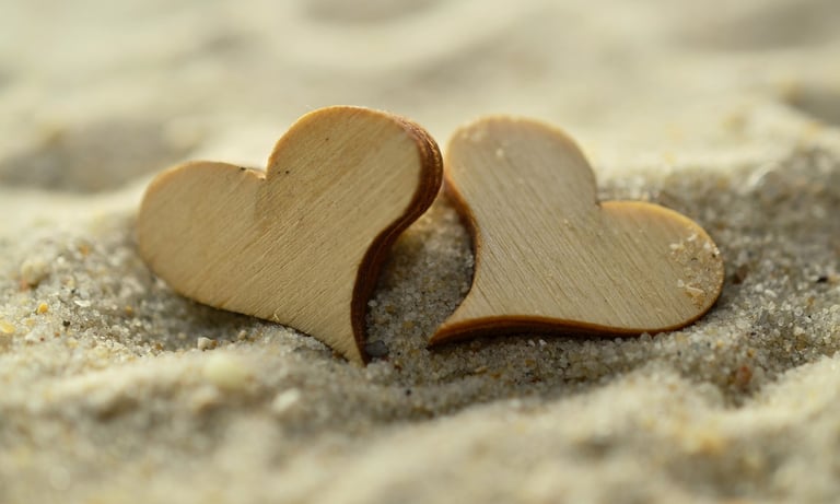 deux petits coeurs en bois posés sur du s