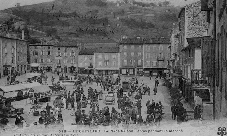Place Saléon Terras au Cheylard, jour du marché, vers 1920