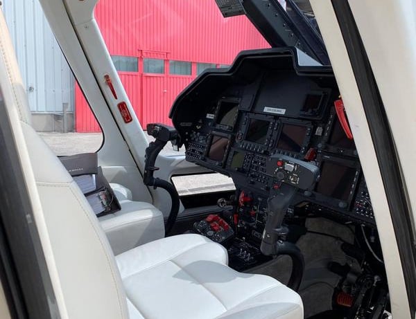 Кабина вертолета Airbus AS350 – удобное и современное рабочее место пилота