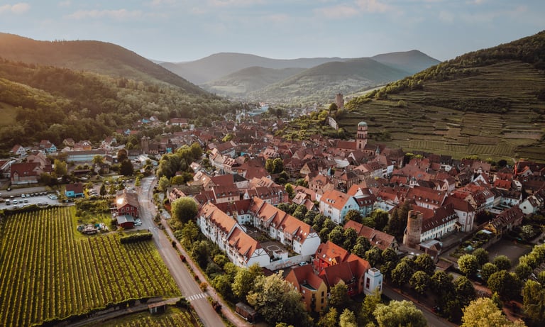 Une ville en montagne mise en valeur par un point de vue aérien prise par drone