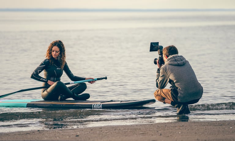 Un vidéaste réalisant une vidéo publicitaire pour une marque de wetsuit