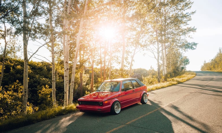 Une voiture rétro de collection photographiée pour la mise en vente sur internet 