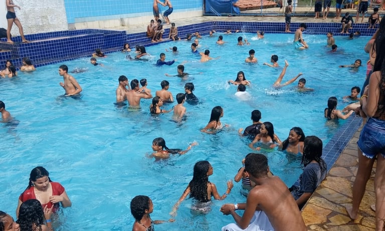 Piscinas do Clube AQUA para passeios escolares em Cidade Ocidental perto de Brasília