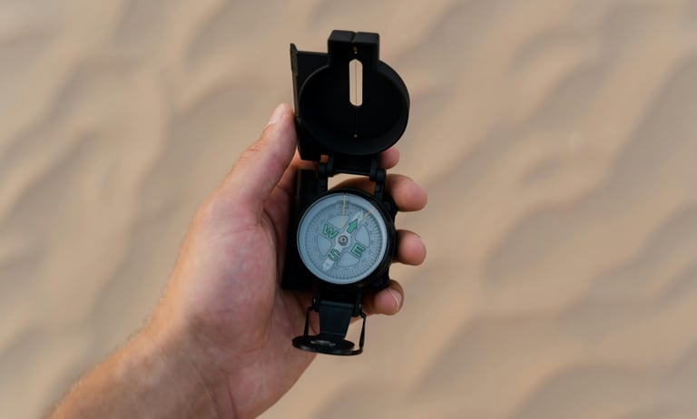 Hand met kompas dat richting wijst, symbool voor samen koers bepalen en regie voeren.