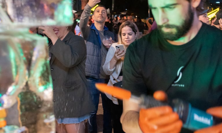 sancho sculpture tallando hielo, personas tomando fotos su celular en un festival en buenos aires