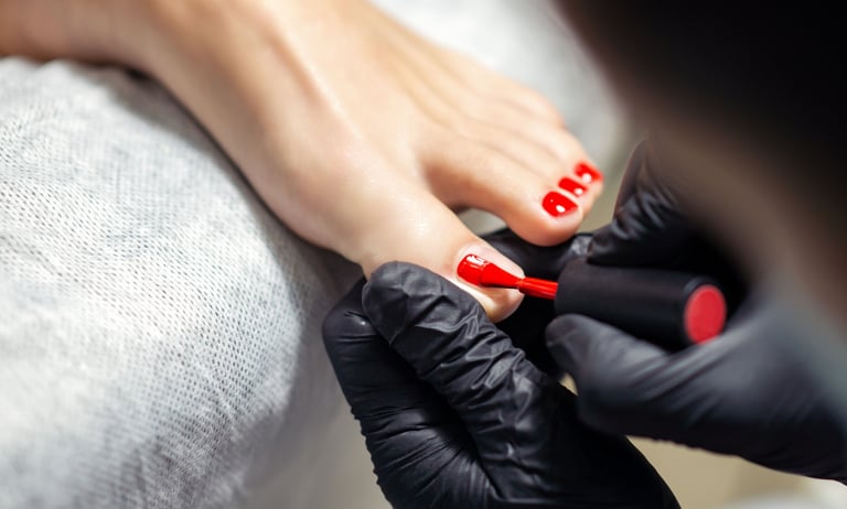 Pedicure semipermanente con smalto resistente e lunga durata