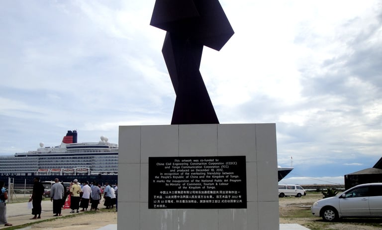 Navio de cruzeiro ancorado no porto de Nuku’alofa, Tonga, em frente a monumento histórico