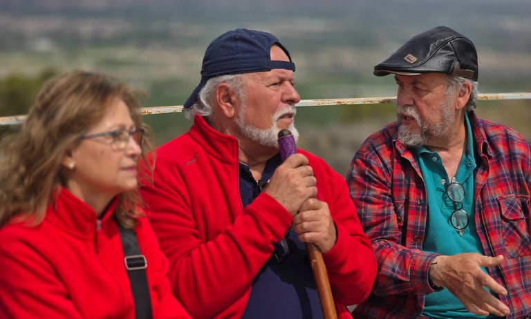 Sentados en el Mirador de la Caracola en Sierra de Carrascoy