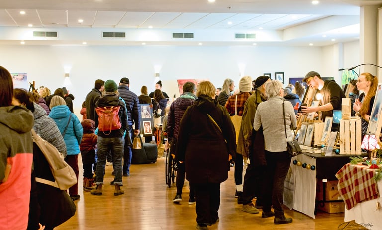 Visiteurs au Marché de Noël du Local Artisan 2024
