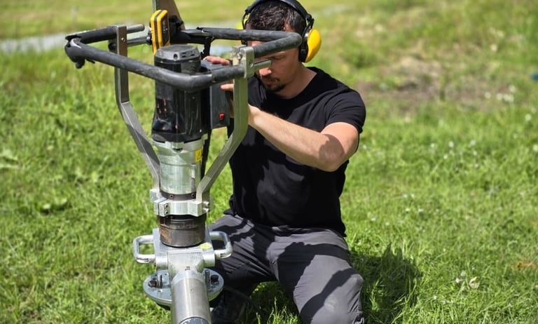 Technicien ajustant le niveau d'une vis type technopieux.