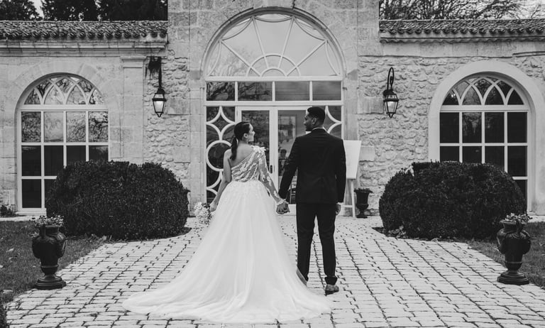 les mariés devant leur salle de réception