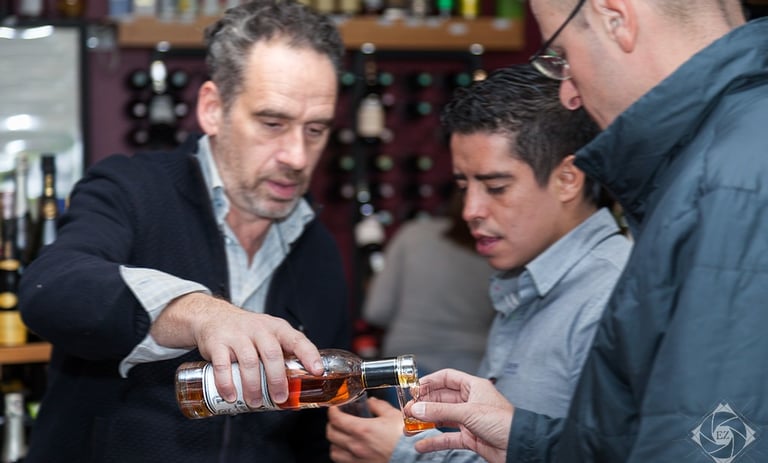 Fred sert un verre de rhum