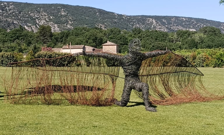 Icare sculpture jardin fil de fer artiste sculpteur Wilfrid Bricourt