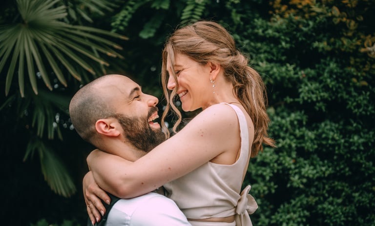 Un couple sourient et s'embrassent le jour de leur mariage