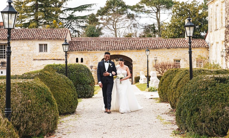 une photo des mariés entrain de marcher pour aller à leur cérémonie laïque